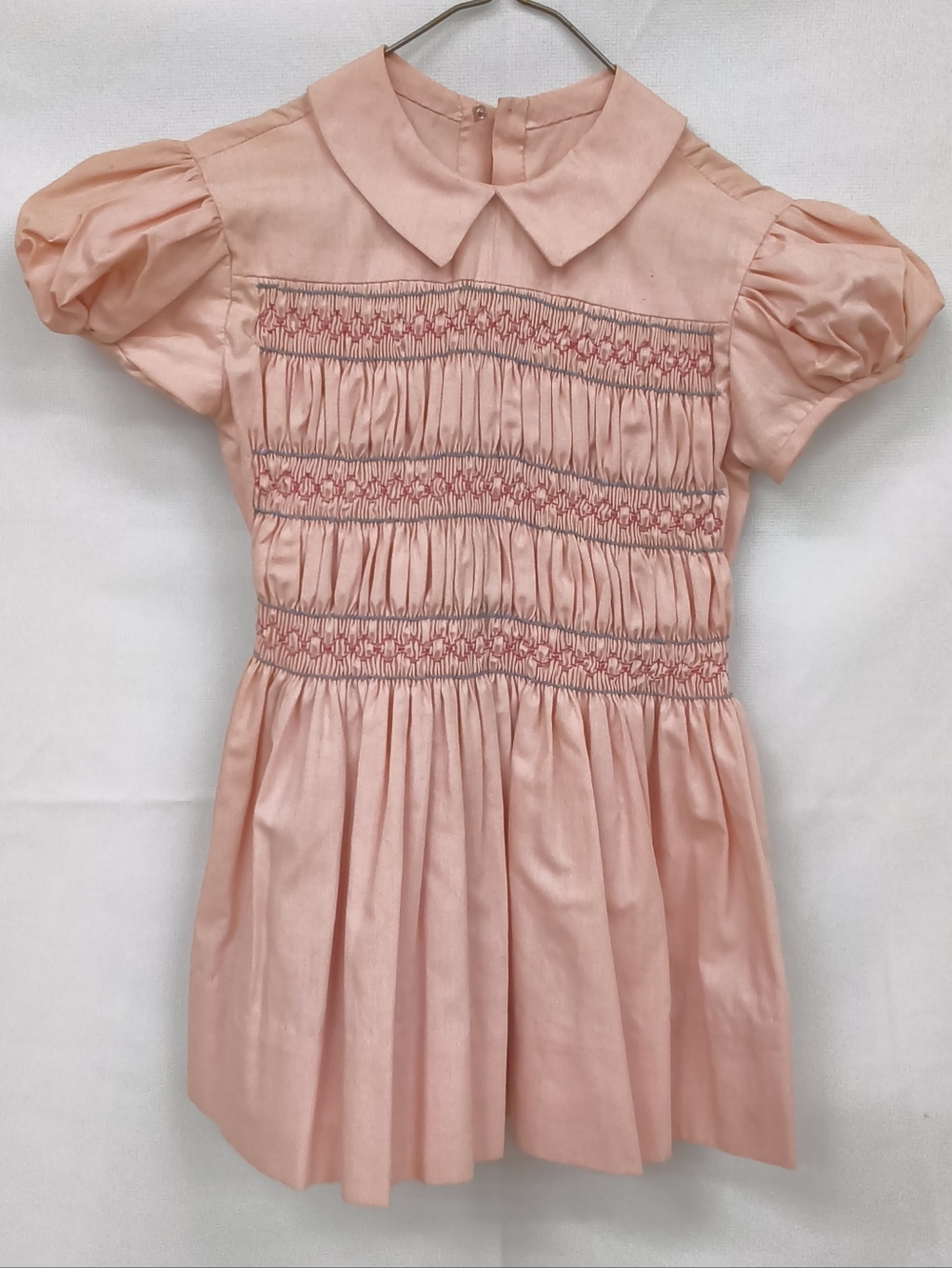 Vintage-Style Girls Pink Smocked Dress with Peter Pan Collar & Puff Sleeves